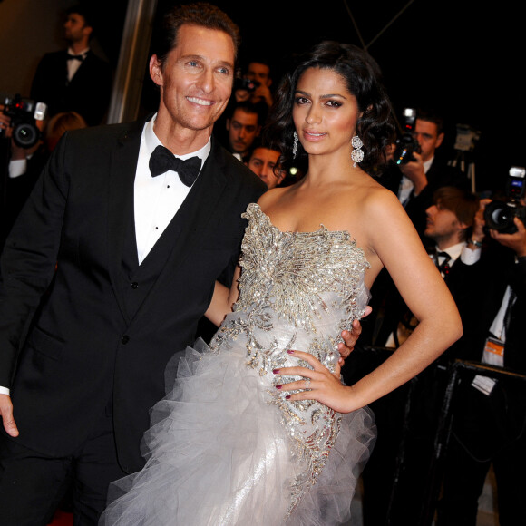 Matthew McConaughey et Camila Alves quittent la première de 'Mud' lors du 65ème Festival de Cannes au Palais des Festivals le 26 mai 2012 à Cannes, France. Photo par Lionel Hahn/AbacaPress.com