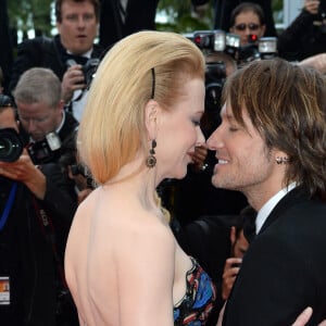 Nicole Kidman et Keith Urban s'embrassent à leur arrivée sur le tapis rouge avant la projection du film "Inside Llewyn Davis" lors de la 66e édition du Festival international du film de Cannes, à Cannes, en France, le 19 mai 2013. Photo par Doug Peters/PA Photos/ABACAPRESS.COM