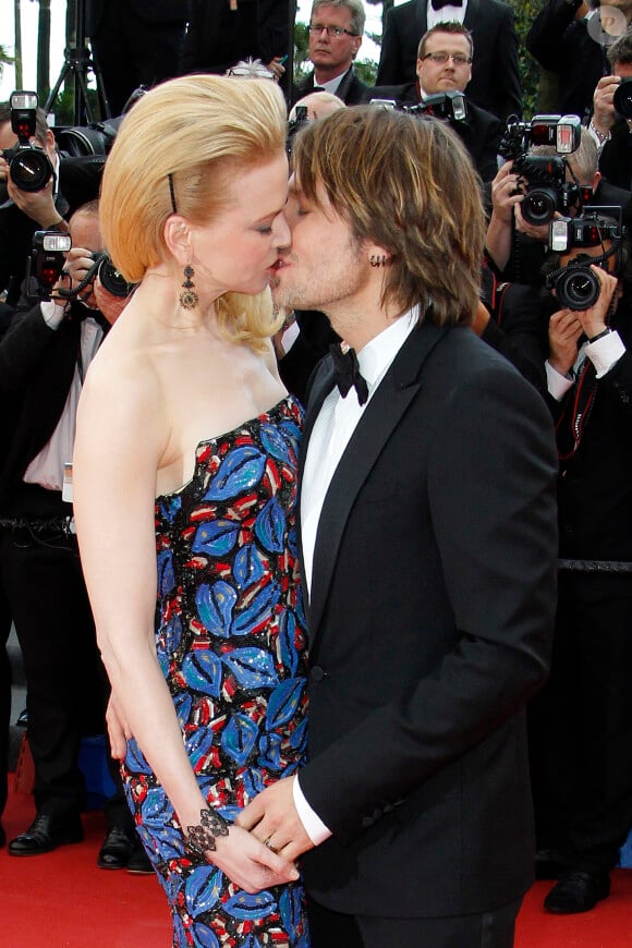 Nicole Kidman et Keith Urban s'embrassent à leur arrivée sur le tapis rouge avant la projection du film "Inside Llewyn Davis" lors de la 66e édition du Festival international du film de Cannes, à Cannes, en France, le 19 mai 2013. Photo par XPosure/ABACAPRESS.COM