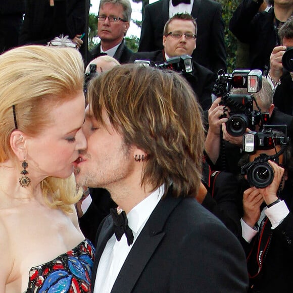 Nicole Kidman et Keith Urban s'embrassent à leur arrivée sur le tapis rouge avant la projection du film "Inside Llewyn Davis" lors de la 66e édition du Festival international du film de Cannes, à Cannes, en France, le 19 mai 2013. Photo par XPosure/ABACAPRESS.COM