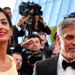 George Clooney et sa femme Amal Clooney assistent à la projection de Money Monster au Palais des Festivals à Cannes, en France, le 12 mai 2016, dans le cadre du 69e Festival de Cannes. Photo par Lionel Hahn/ABACAPRESS.COM