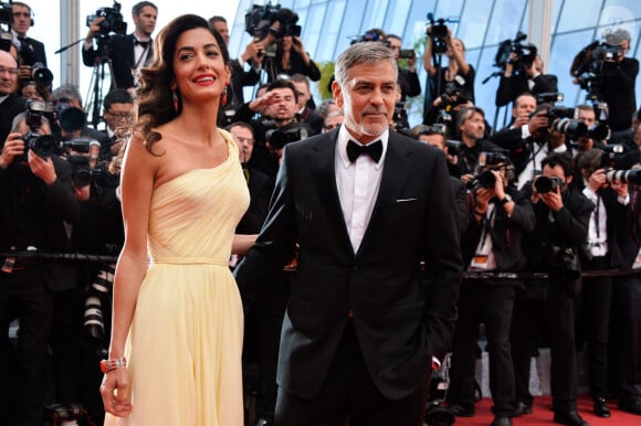 George Clooney et sa femme Amal Clooney assistent à la projection de Money Monster au Palais des Festivals à Cannes, en France, le 12 mai 2016, dans le cadre du 69e Festival de Cannes. Photo par Lionel Hahn/ABACAPRESS.COM