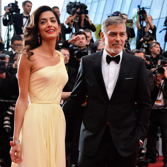 George Clooney et sa femme Amal Clooney assistent à la projection de Money Monster au Palais des Festivals à Cannes, en France, le 12 mai 2016, dans le cadre du 69e Festival de Cannes. Photo par Lionel Hahn/ABACAPRESS.COM