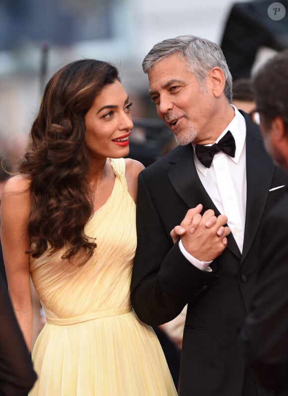 George Clooney et sa femme Amal Clooney assistent à la projection de Money Monster au Palais des Festivals à Cannes, France, le 12 mai 2016, dans le cadre du 69e Festival de Cannes. Photo par Lionel Hahn/ABACAPRESS.COM