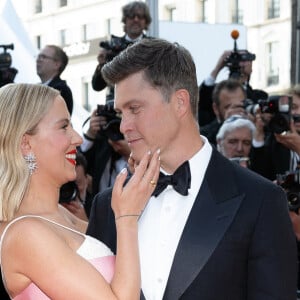 Scarlett Johansson et Colin Jost assistent au tapis rouge d'Asteroid City lors de la 76e édition du festival de Cannes au Palais des Festivals le 23 mai 2023 à Cannes, France. Photo par David Niviere/ABACAPRESS.COM