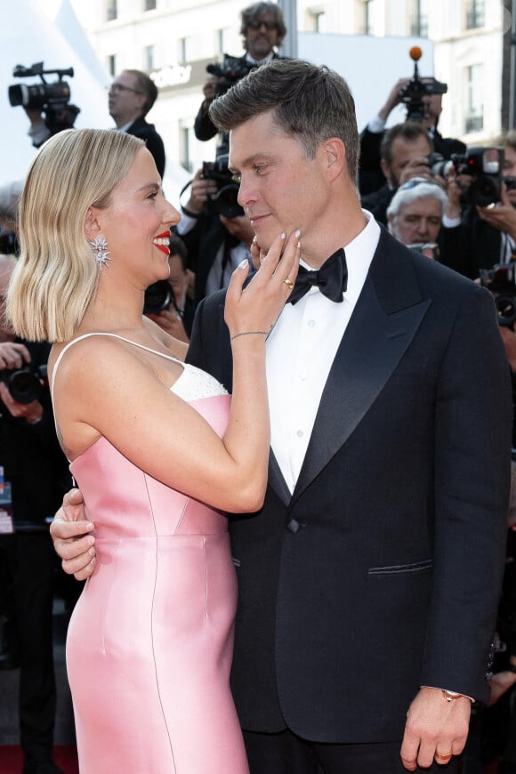 Scarlett Johansson et Colin Jost assistent au tapis rouge d'Asteroid City lors de la 76e édition du festival de Cannes au Palais des Festivals le 23 mai 2023 à Cannes, France. Photo par David Niviere/ABACAPRESS.COM