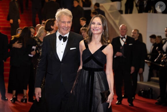 L'acteur américain Harrison Ford sort avec sa femme l'actrice américaine Calista Flockhart après la projection du film "Indiana Jones et le cadran du destin" lors de la 76e édition du Festival de Cannes à Cannes, dans le sud de la France, le 18 mai 2023. Photo par Shootpix/ABACAPRESS.COM