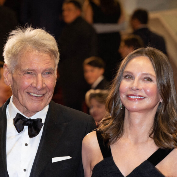 L'acteur américain Harrison Ford sort avec sa femme l'actrice américaine Calista Flockhart après la projection du film "Indiana Jones et le cadran du destin" lors de la 76e édition du Festival de Cannes à Cannes, dans le sud de la France, le 18 mai 2023. Photo par Shootpix/ABACAPRESS.COM