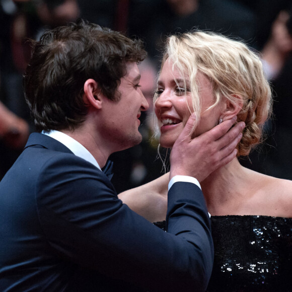 Chaque année, le tapis rouge de Cannes devient le rendez-vous des amoureux.
Niels Schneider et Virginie Efira quittant l'avant-première de Sibyl dans le cadre du 72e Festival international du film de Cannes, à Cannes, en France. Photo par Aurore Marechal/ABACAPRESS.COM