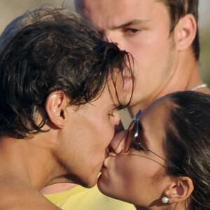 Longtemps, Nadal et Xisca se sont aimés dans l'ombre.
Rafael Nadal et sa petite amie Xisca Perello passent des vacances à Palma de Majorque, Espagne, le 16 juillet 2011. Rafael joue une partie de volley-ball sur la plage avec Xisca qui le soutient. Photo par Enfoque/ABACAPRESS.COM