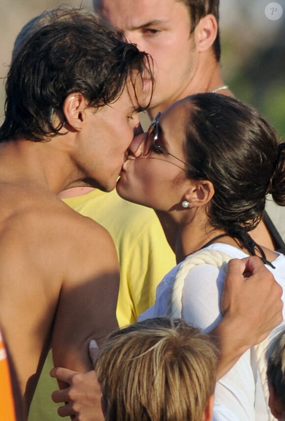 Longtemps, Nadal et Xisca se sont aimés dans l'ombre.
Rafael Nadal et sa petite amie Xisca Perello passent des vacances à Palma de Majorque, Espagne, le 16 juillet 2011. Rafael joue une partie de volley-ball sur la plage avec Xisca qui le soutient. Photo par Enfoque/ABACAPRESS.COM