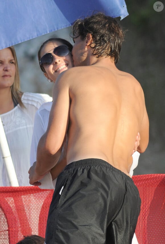 Mais depuis qu'ils sont mariés et qu'ils ont eu un enfant, ils n'hésitent plus à afficher leur amour.
Rafael Nadal et sa petite amie Xisca Perello passent des vacances à Palma de Majorque, Espagne, le 16 juillet 2011. Rafael joue une partie de volley-ball sur la plage avec Xisca qui le soutient. Photo par Enfoque/ABACAPRESS.COM