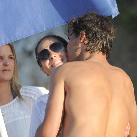Mais depuis qu'ils sont mariés et qu'ils ont eu un enfant, ils n'hésitent plus à afficher leur amour.
Rafael Nadal et sa petite amie Xisca Perello passent des vacances à Palma de Majorque, Espagne, le 16 juillet 2011. Rafael joue une partie de volley-ball sur la plage avec Xisca qui le soutient. Photo par Enfoque/ABACAPRESS.COM