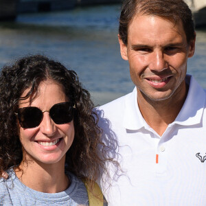 Rafael Nadal et sa femme Xisca Perello posent pour une photo avec la Coupe des Mousquetaires lors d'un photoshoot pour sa 14e victoire à Roland Garros le 6 juin 2022 au pont Alexandre III à Paris, France. Photo par Laurent Zabulon/ABACAPRESS.COM