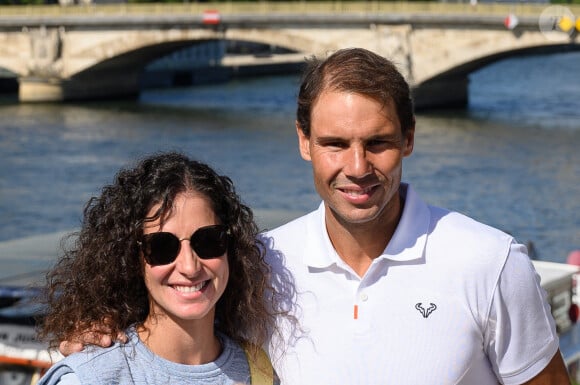 Rafael Nadal et sa femme Xisca Perello posent pour une photo avec la Coupe des Mousquetaires lors d'un photoshoot pour sa 14e victoire à Roland Garros le 6 juin 2022 au pont Alexandre III à Paris, France. Photo par Laurent Zabulon/ABACAPRESS.COM