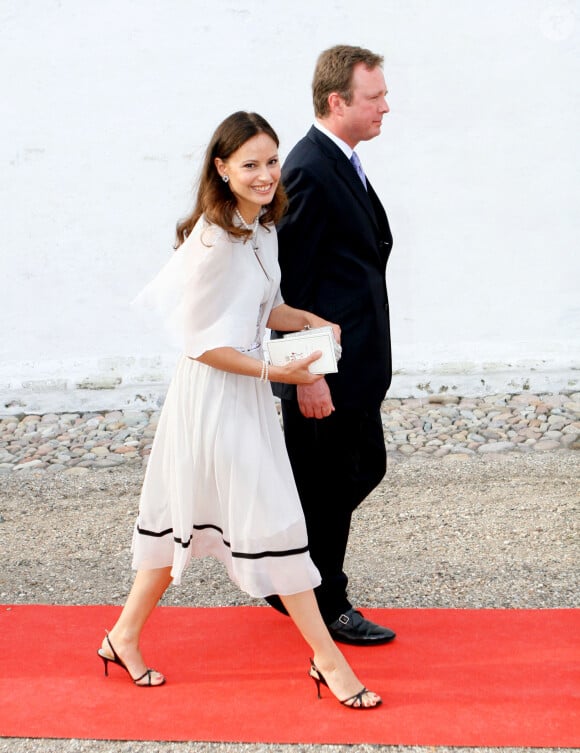 Ils se sont mariés en 2022
Prince Gustave de Sayn-Wittgenstein-Berleburg et son amie Carina Axelsson quittent l'église de Mogelnder après le baptême du prince Henrik Carl Joachim Alain, fils du prince Joachim et de la princesse Marie de Danemark. Mogeltonder, le 26 juillet 2009