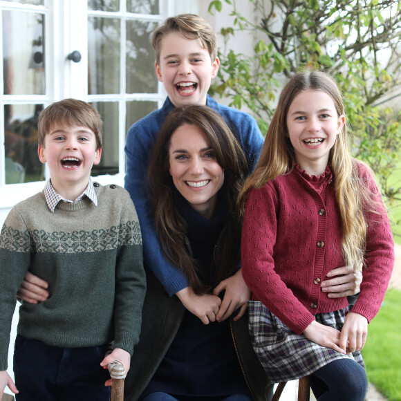 Kate Middleton est l'heureuse mère de trois enfants
Le prince William a partagé une photographie de la princesse de Galles Catherine Kate Middleton avec ses enfants le 10 mars 2024. © The Prince and Princess of Wales / Julien Burton via Bestimage 