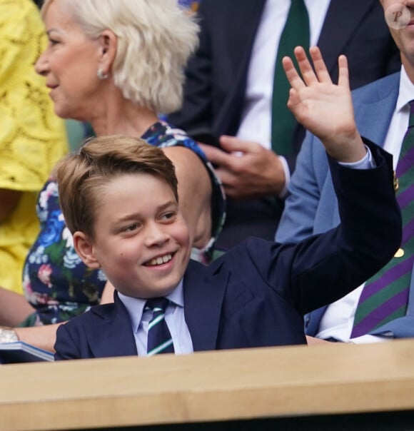 Il s'agit d'un collier avec une médaille sur laquelle le nom du prince George est gravé. 
Prince George 