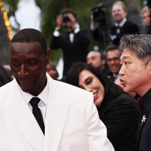 L'acteur d'''Intouchables'' a agacé ses détracteurs en osant faire une série de selfies avec ses amis sur le tapis rouge.
L'acteur français Omar Sy (devant), également membre du jury de la 77e édition du Festival de Cannes, apparaît sur le tapis rouge de la cérémonie d'ouverture du festival à Cannes, dans le sud de la France, le 14 mai 2024.