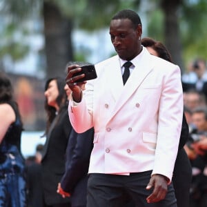 En effet, si le protocole interdit aux festivaliers et aux starlettes de prendre des selfies, les membres du jury ne sont pas soumis à cette interdiction.
Omar Sy assiste à l'ouverture de la 77e édition du Festival de Cannes au Palais des Festivals le 14 mai 2024 à Cannes. Franck Castel/ABACAPRESS.COM