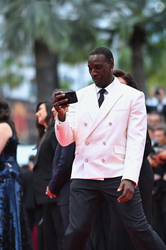 En effet, si le protocole interdit aux festivaliers et aux starlettes de prendre des selfies, les membres du jury ne sont pas soumis à cette interdiction.
Omar Sy assiste à l'ouverture de la 77e édition du Festival de Cannes au Palais des Festivals le 14 mai 2024 à Cannes. Franck Castel/ABACAPRESS.COM