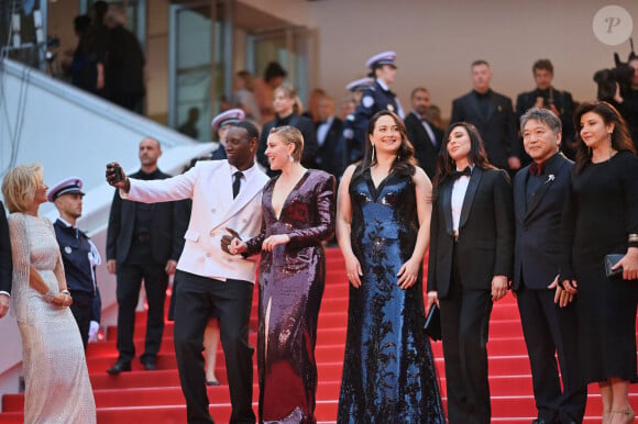 Mais contre toute attente, la direction du festival de Cannes a pris la défense de l'acteur.
Eva Green, Omar Sy, Greta Gerwig, Lily Gladstone et Nadine Labaki assistent à la cérémonie d'ouverture du festival de Cannes, lors de la projection du film "Le Deuxième Acte" au Palais des Festivals le 14 mai 2024. Franck Castel/ABACAPRESS.COM