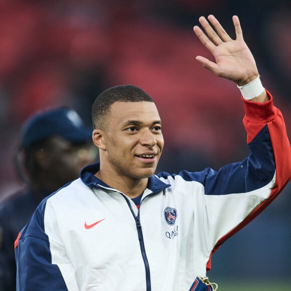 Visiblement, la mystérieuse brune ne laisse pas indifférent la star du PSG, qui semble dire "Wow !" au moment de la voir
 
Kylian Mbappé - Dernier match de Kylian Mbappé (25 ans) avec le PSG en Ligue 1 Uber Eats lors de la rencontre "PSG-Toulouse" (1-3) au Parc des Princes à Paris le 12 mai 2024. © Cyril Moreau/Bestimage