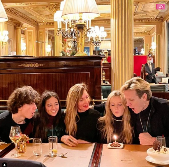 Ensemble, ils ont eu deux enfants. Un fils prénommé Victor (18 ans) et une fille, Clarisse.
François-Xavier Renou en famille sur Instagram.