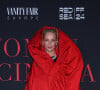 Uma Thurman, dans une robe rouge vermillon très originale.
77ᵉ Festival de Cannes, 18 mai 2024.