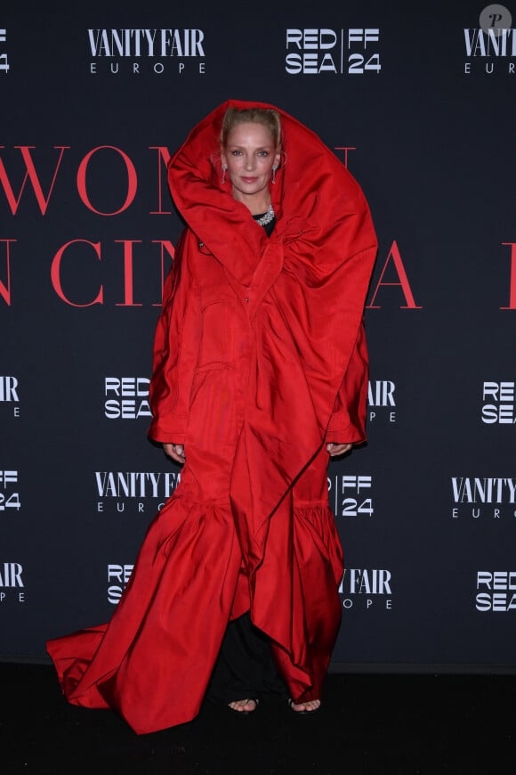 Uma Thurman, dans une robe rouge vermillon très originale.
77ᵉ Festival de Cannes, 18 mai 2024.