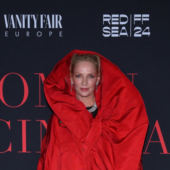 Uma Thurman, dans une robe rouge vermillon très originale.
77ᵉ Festival de Cannes, 18 mai 2024.