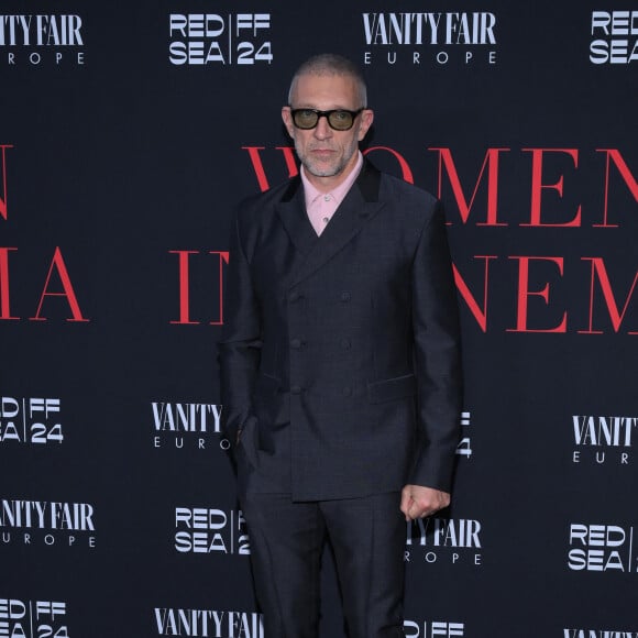 Pour leur premier festival, le jeune couple a pris la pose lors de la soirée "Women in Cinema".
77ᵉ Festival de Cannes, 18 mai 2024.