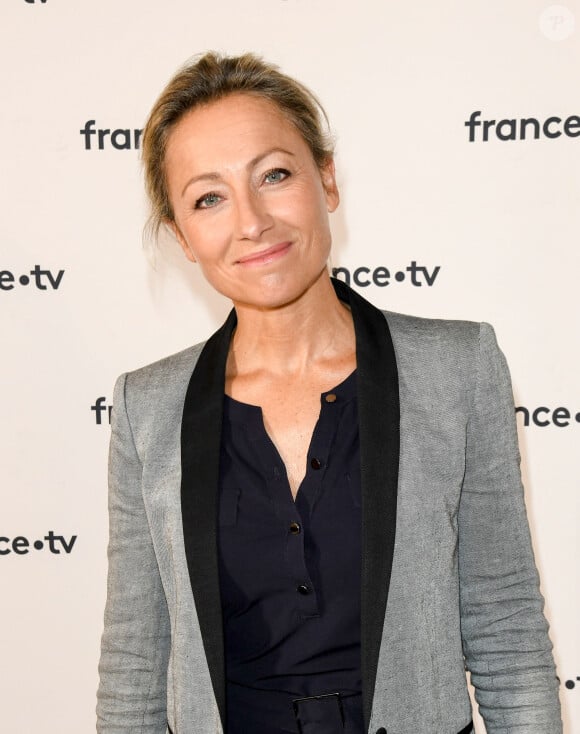 "Là évidemment c'est pas comme sur la photo du livre !", lance Anne-Sophie Lapix en référence à la couverture du livre de Bixente Lizarazu

Anne-Sophie Lapix au photocall de la conférence de presse de France 2 au théâtre Marigny à Paris le 18 juin 2019 © Coadic Guirec / Bestimage