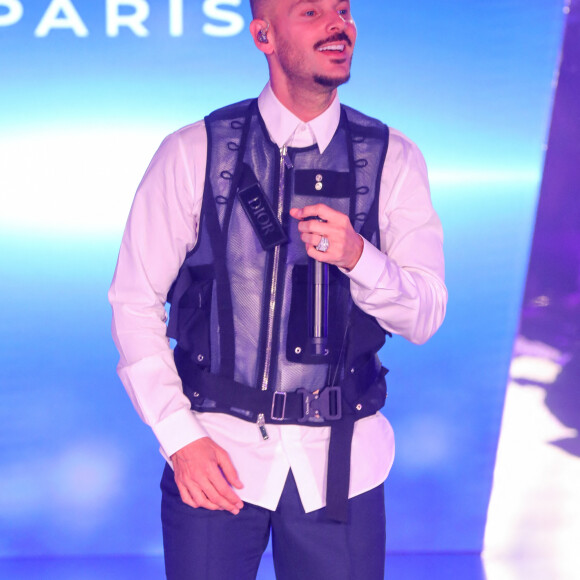 Devenu star grâce à la musique, le chanteur est souvent sur scène
Exclusif - M. Pokora (Matt Pokora) - 19ème édition du Casa Fashion Show au Sofitel Casablanca Tour Blanche à Casablanca au Maroc le 5 mai 2024. Dans un contexte international particulièrement compliqué et à l'occasion son douzième anniversaire, le Casa Fashion Show 2024 se voudra un hommage à la paix et à la diversité ethnique... Peace and Love, telle est la thématique retenue par Kenza Cheddadi et son directeur artistique, Hakim Ghorab. Au programme : des défilés pétulants et survitaminés, des couleurs chaudes et des vêtements couture adaptés à toutes les femmes, peu importe leur pays ou leur religion... Velours, paillettes colorées, pièces en jacquard, il s'agira de rendre hommage à ces femmes visionnaires, pionnières de la paix, vecteurs de Lumière, qui feront le premier pas vers une certaine prise de conscience collective... "Vous n'avez pas besoin d'être une célébrité pour avoir votre moment tapis rouge, chaque femme a le droit de briller"... Spécialisée dans les robes coutures pièces uniques, amoureuse d'art et de mode, Mae Paris ouvrira le bal tandis que Sara Chraibi, l'une des rares créatrices marocaines à figurer dans le calendrier officiel de la Haute Couture parisienne, clôturera le Casa Fashion Show 2024 en tant qu'invitée d'honneur. Seront également présents les stylistes d'origine marocaine Ahmed Talfit, Karim Tassi, Siham Tazi Lahlou, Mina Binebine, Nadia Pereira, Ghita Lahrichi, Myriam Bouafi et Mao Lakhdar. La styliste tunisienne Soraya Jaziri (Soraya Haute Couture) et la sénégalaise Adama Paris seront aussi de la partie, ainsi que les enseignes internationales Elisabetta Franchi et Sara Battaglia chez les Muses Casablanca. L'enseigne marocaine Zilarussi sera le partenaire chaussures de l'événement. Et parce que le Casa Fashion Show se veut le miroir de notre société. Plurielle, audacieuse et avant-gardiste... Il ne s'agira pas de présenter un simple défilé mais un véritable show combinant mode, musique et danse. Tayc et Matt Pokora seront de la partie en tant que chanteurs pour interpréter des tubes iconiques de leur répertoire, entourés de 30 mannequins internationaux; parmi lesquels Amandine Petit (Miss France 2021), April Benayoum (Miss World France 2021) ou encore les tops models Paula Boluda et Vika Bronova. L'événement sera animé par Inès Vandamme, notamment connue pour sa participation à l'émission "Danse avec les Stars" sur TF1, depuis 2019. Comme c'est le cas depuis 3 ans, le Casa Fashion Show sera précédé, le jeudi 2 mai 2024, d'un hommage aux jeunes créateurs. Alia et Lamia Lahbabi (Aele Studio), Karima Ellahyani (Itri) et Soraya Jaziri (Soraya Prêt à Porter) dévoileront leur toute nouvelle collection 2024, dans une ambiance intimiste, chaleureuse, et sous les sonorités envoûtantes du célèbre chanteur marocain, Lartiste, notamment interprète du tube à succès " Zarzour". Devenu un rendez-vous incontournable, placé sous le Haut Patronage de Sa Majesté le Roi Mohammed 6 que Dieu l'assiste et soutenu par le Ministère de la Jeunesse, de la Culture et de la Communication, le Casa Fashion Show s'efforce de mettre en avant Casablanca en tant que capitale internationale de la mode, au même titre que Paris, Milan ou encore New York. L'événement prête main-forte depuis 12 ans à l'Association des Bonnes Œuvres du Coeur dont l'objectif est de redonner un souffle de vie et d'espoir aux bébés bleus... © Philippe Doignon/Bestimage 