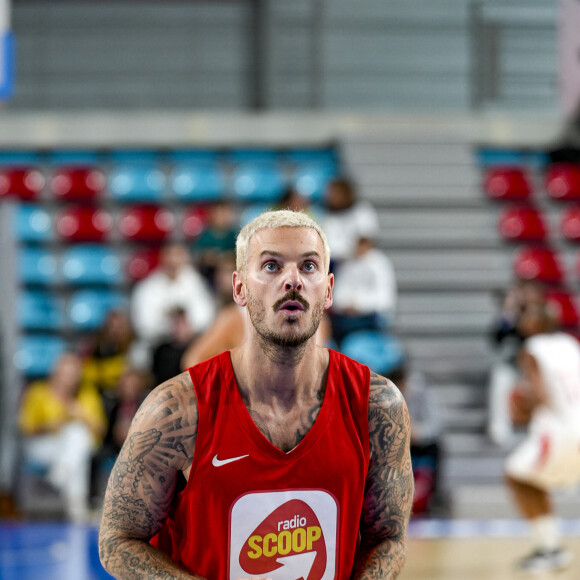 Tony Parker et Matt Pokora (M.Pokora) s'affrontent lors d'un match de basket par équipes dans le cadre d'une animation Radio Scoop au Gymnase Mado Bonnet à Lyon le 26 octobre 2023. 