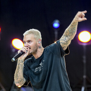 Matt Pokora (M.Pokora) interprète quelques chansons dans le cadre d'une animation Radio Scoop au Gymnase Mado Bonnet à Lyon le 26 octobre 2023. 