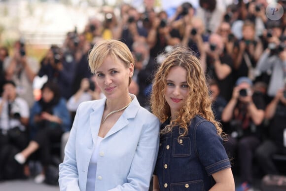 Et elle va continuer le combat tout en s'habillant comme elle le veut !
Judith Godrèche et sa fille Tess Barthélemy au photocall du film "Moi Aussi" lors du 77ème Festival International du Film de Cannes au Palais des Festivals à Cannes, France, le 17 mai 2024. © Jacovides-Moreau/Bestimage 