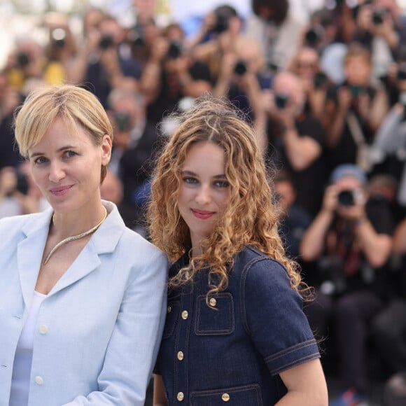 Et elle va continuer le combat tout en s'habillant comme elle le veut !
Judith Godrèche et sa fille Tess Barthélemy au photocall du film "Moi Aussi" lors du 77ème Festival International du Film de Cannes au Palais des Festivals à Cannes, France, le 17 mai 2024. © Jacovides-Moreau/Bestimage 