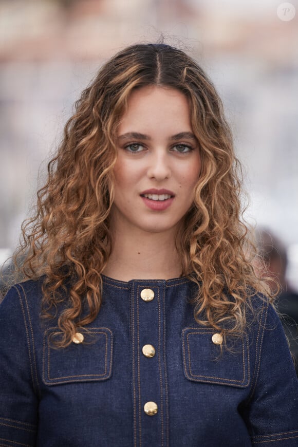 Tess Barthélemy au photocall du film "Moi Aussi" lors du 77ème Festival International du Film de Cannes au Palais des Festivals à Cannes, France, le 17 mai 2024. © Jacovides-Moreau/Bestimage 