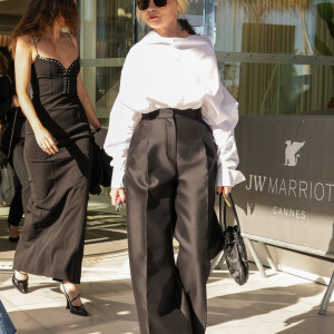 Emmanuelle Béart avant la montée des marches du film " Marcello Mio " lors du 77ème Festival International du Film de Cannes, au Palais des Festivals à Cannes. Le 21 mai 2024