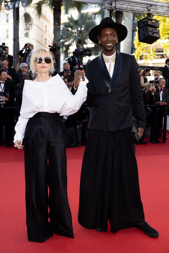 Emmanuelle Béart, Baloji - Montée des marches du film " Marcello Mio " lors du 77ème Festival International du Film de Cannes, au Palais des Festivals à Cannes. Le 21 mai 2024 © Jacovides-Moreau / Bestimage 