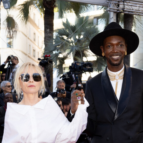Emmanuelle Béart, Baloji - Montée des marches du film " Marcello Mio " lors du 77ème Festival International du Film de Cannes, au Palais des Festivals à Cannes. Le 21 mai 2024 © Jacovides-Moreau / Bestimage 