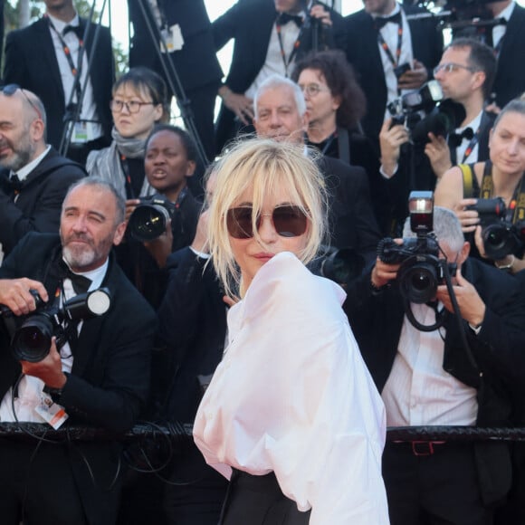 Emmanuelle Béart - Montée des marches du film " Marcello Mio " lors du 77ème Festival International du Film de Cannes, au Palais des Festivals à Cannes. Le 21 mai 2024 © Christophe Clovis / Bestimage 