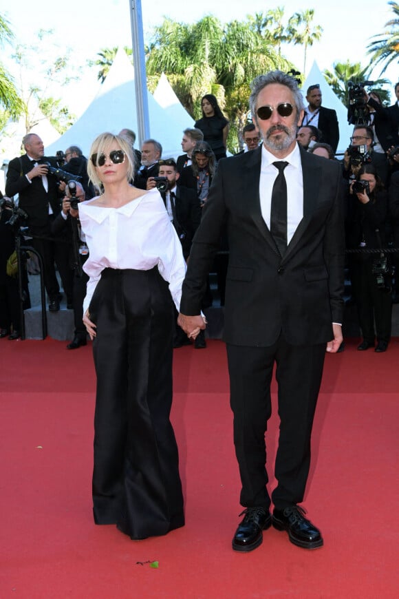 Emmanuelle Béart et son mari Frederic Chaudier - Montée des marches du film " Marcello Mio " lors du 77ème Festival International du Film de Cannes, au Palais des Festivals à Cannes. Le 21 mai 2024 © Rachid Bellak/Bestimage 