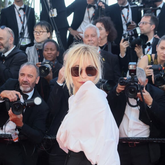 Emmanuelle Béart - Montée des marches du film " Marcello Mio " lors du 77ème Festival International du Film de Cannes, au Palais des Festivals à Cannes. Le 21 mai 2024 © Christophe Clovis / Bestimage 