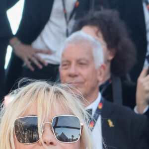 Emmanuelle Béart - Montée des marches du film " Marcello Mio " lors du 77ème Festival International du Film de Cannes, au Palais des Festivals à Cannes. Le 21 mai 2024 © Christophe Clovis / Bestimage 