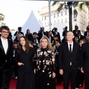 Hugo Gélin, Nelly et Aurore Auteuil, Gaëtan Roussel, Grégory Gadebois, Alice Belaïdi, Daniel Auteuil, Sidse Babett Knudsen - Montée des marches du film " Marcello Mio " lors du 77ème Festival International du Film de Cannes, au Palais des Festivals à Cannes. Le 21 mai 2024 © Jacovides-Moreau / Bestimage 