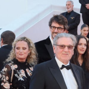 Grégory Gadebois, Gaëtan Roussel, Daniel Auteuil entouré de ses filles Aurore, Nelly, Hugo Gélin - Montée des marches du film " Marcello Mio " lors du 77ème Festival International du Film de Cannes, au Palais des Festivals à Cannes. Le 21 mai 2024 © Christophe Clovis / Bestimage 