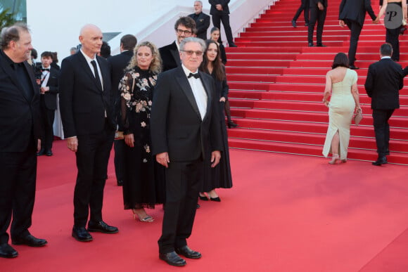 Grégory Gadebois, Gaëtan Roussel, Daniel Auteuil entouré de ses filles Aurore, Nelly, Hugo Gélin - Montée des marches du film " Marcello Mio " lors du 77ème Festival International du Film de Cannes, au Palais des Festivals à Cannes. Le 21 mai 2024 © Christophe Clovis / Bestimage 