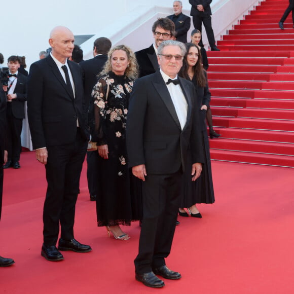 Grégory Gadebois, Gaëtan Roussel, Daniel Auteuil entouré de ses filles Aurore, Nelly, Hugo Gélin - Montée des marches du film " Marcello Mio " lors du 77ème Festival International du Film de Cannes, au Palais des Festivals à Cannes. Le 21 mai 2024 © Christophe Clovis / Bestimage 